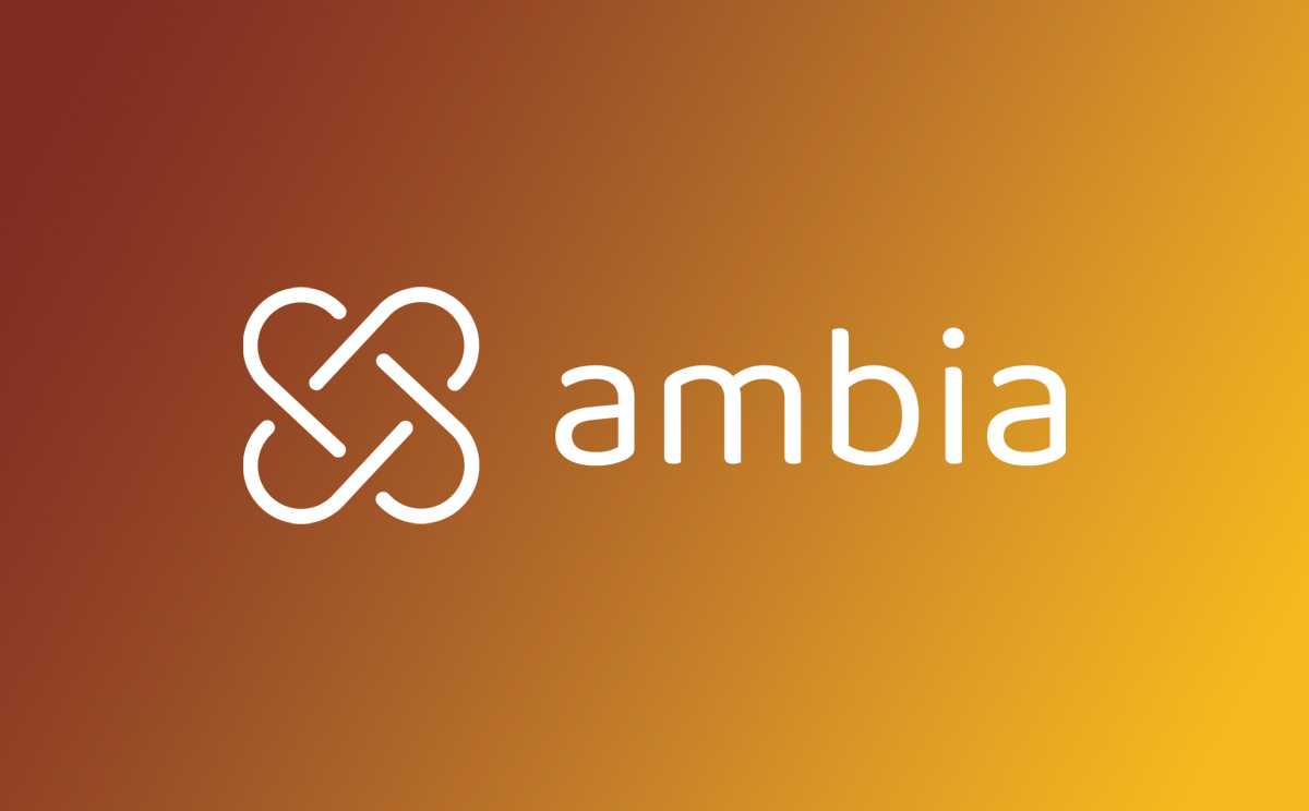 Ambia logo på gradert bakgrunn fra mørk til lys orange.