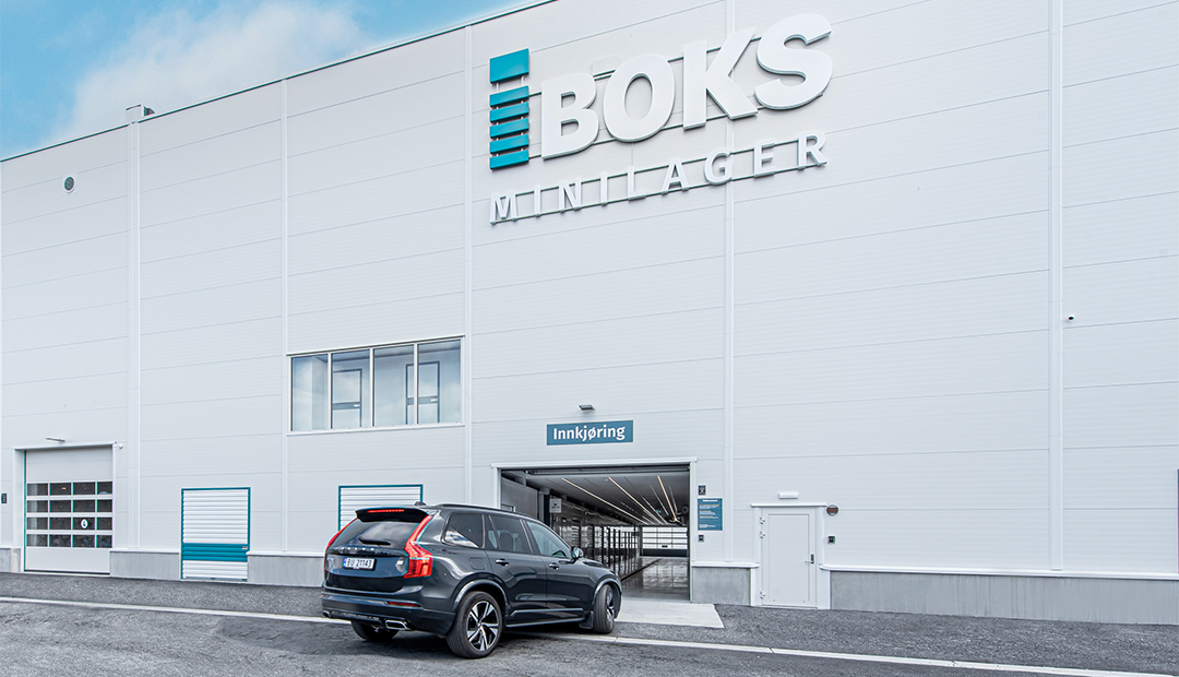 Bilde av en bil som kjører inn i drive thru hos iBoks minilager.